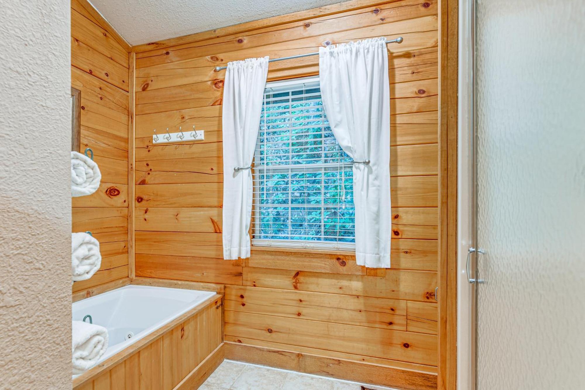 Serene Maggie Valley Retreat With Deck And Hot Tub! Bagian luar foto
