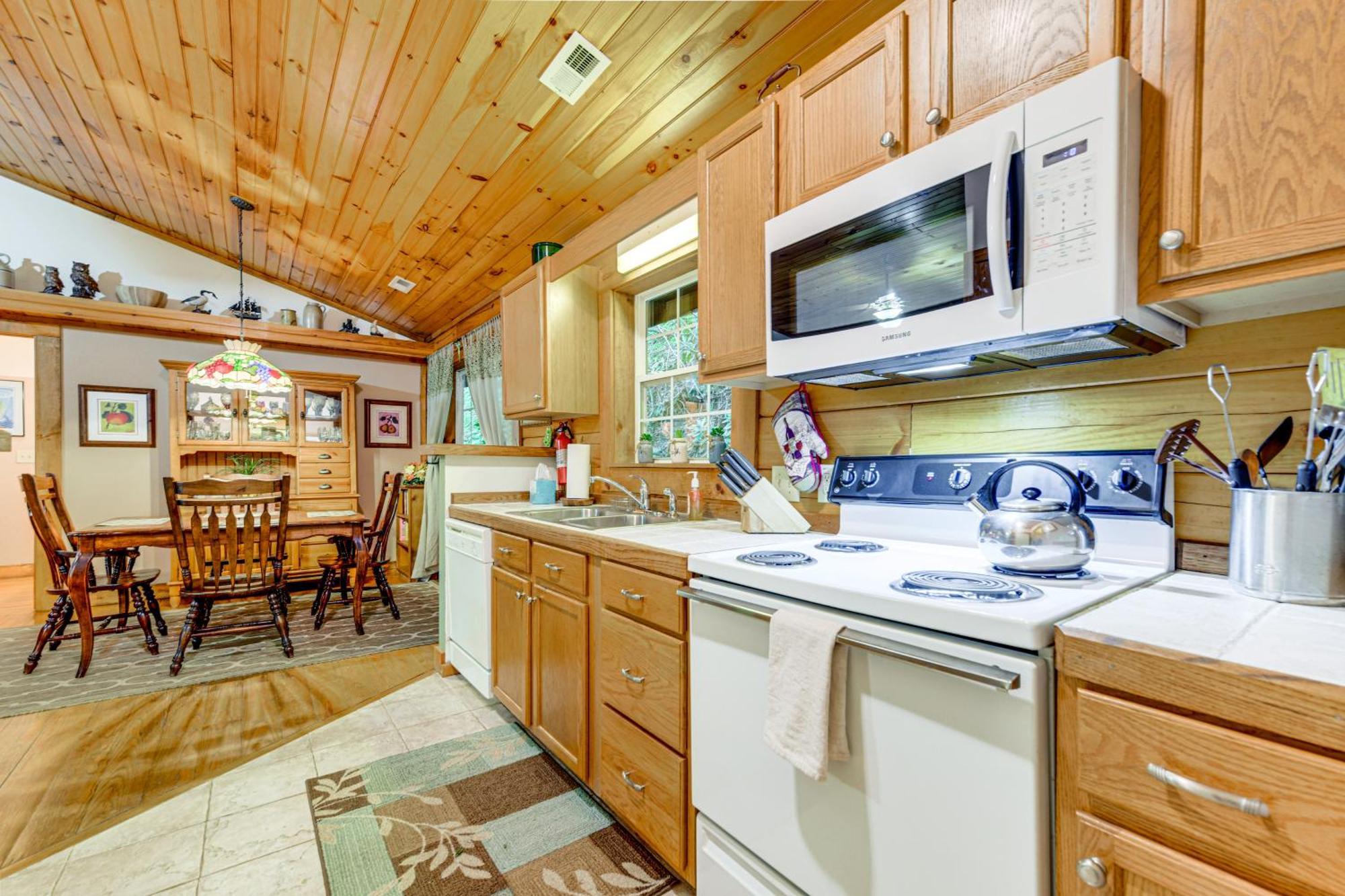 Serene Maggie Valley Retreat With Deck And Hot Tub! Bagian luar foto