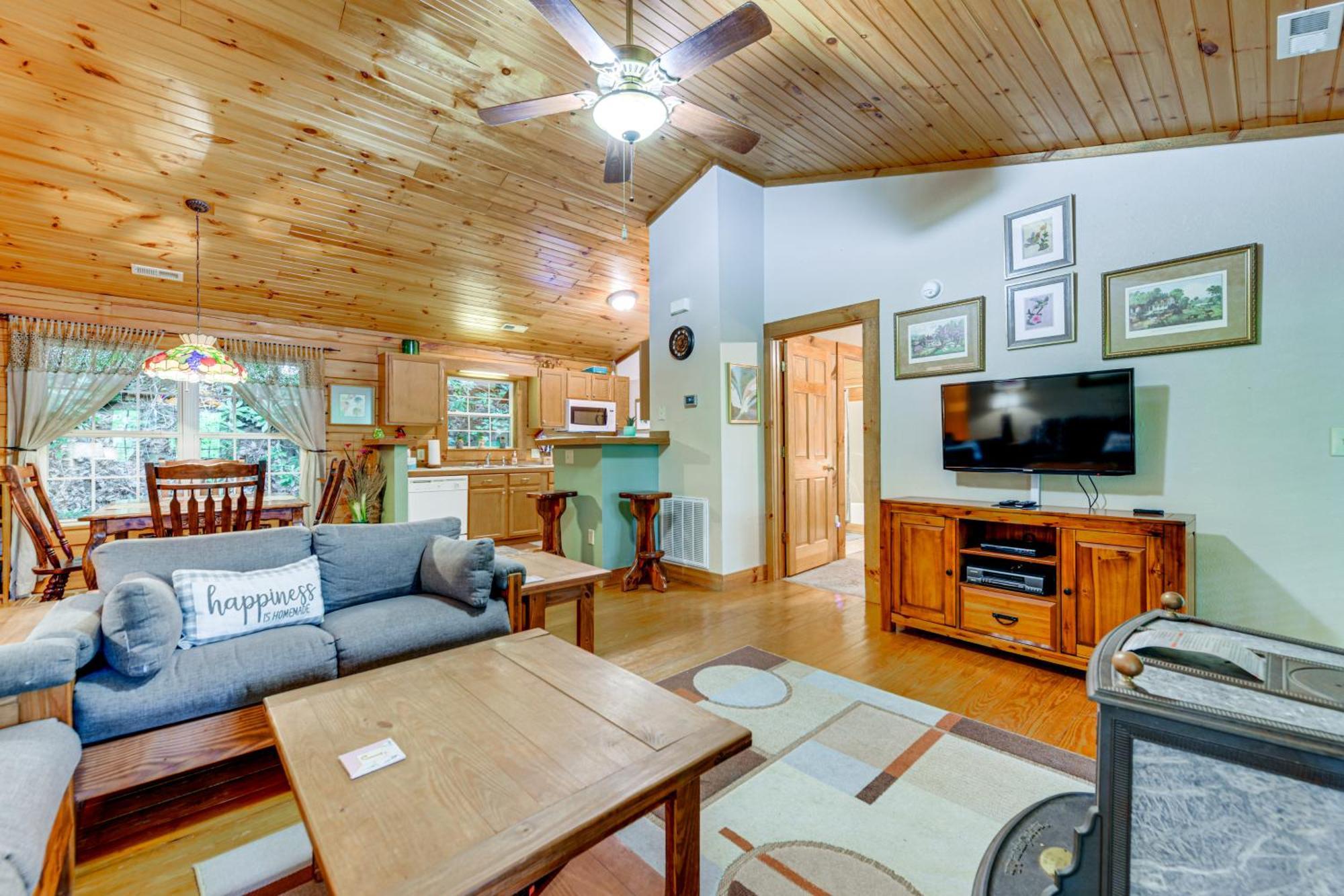 Serene Maggie Valley Retreat With Deck And Hot Tub! Bagian luar foto