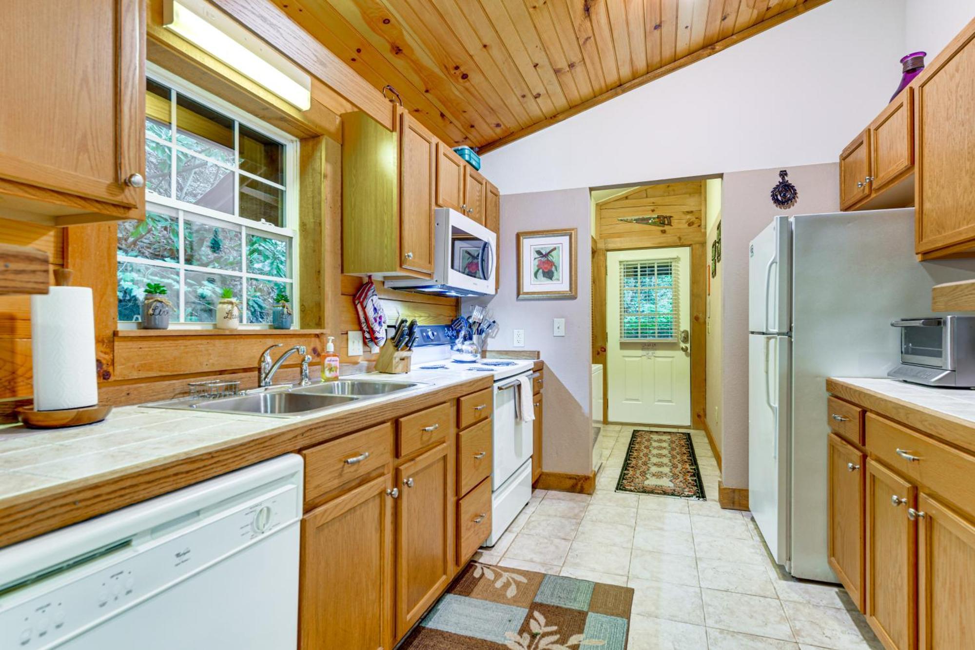 Serene Maggie Valley Retreat With Deck And Hot Tub! Bagian luar foto