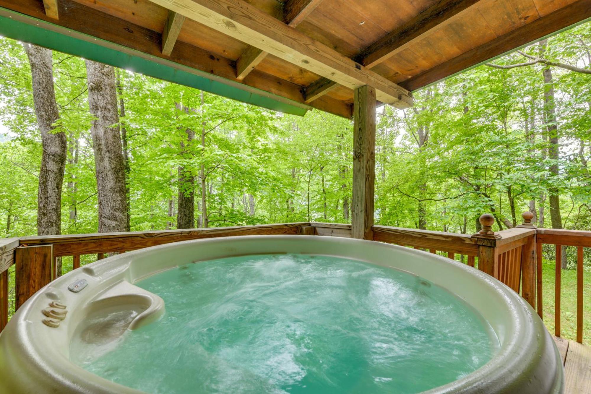 Serene Maggie Valley Retreat With Deck And Hot Tub! Bagian luar foto
